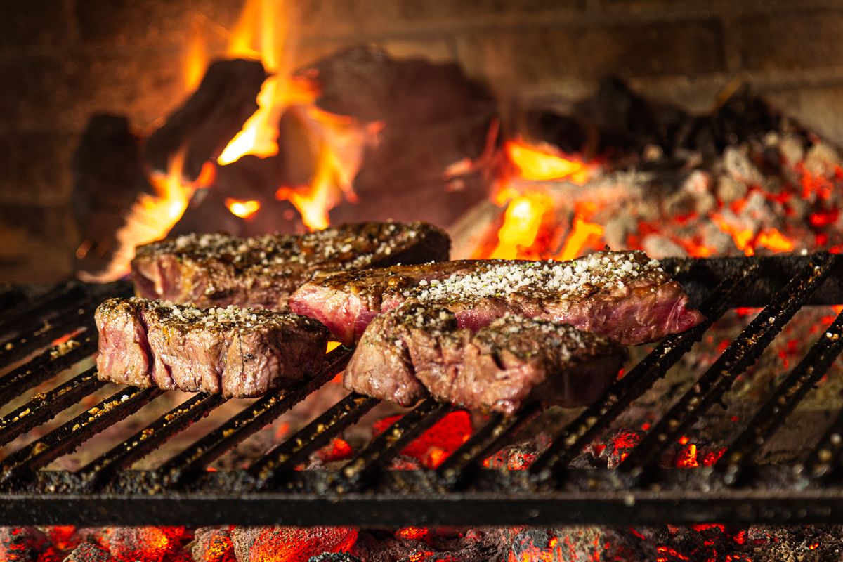 Brasa de sarmiento encendida en el asador Tagoror