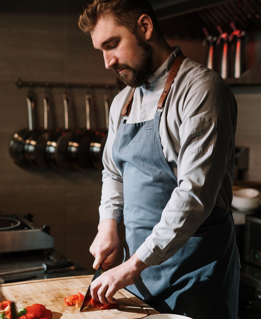Maestro parrillero de Tagoror cortando un chuletón a la brasa
