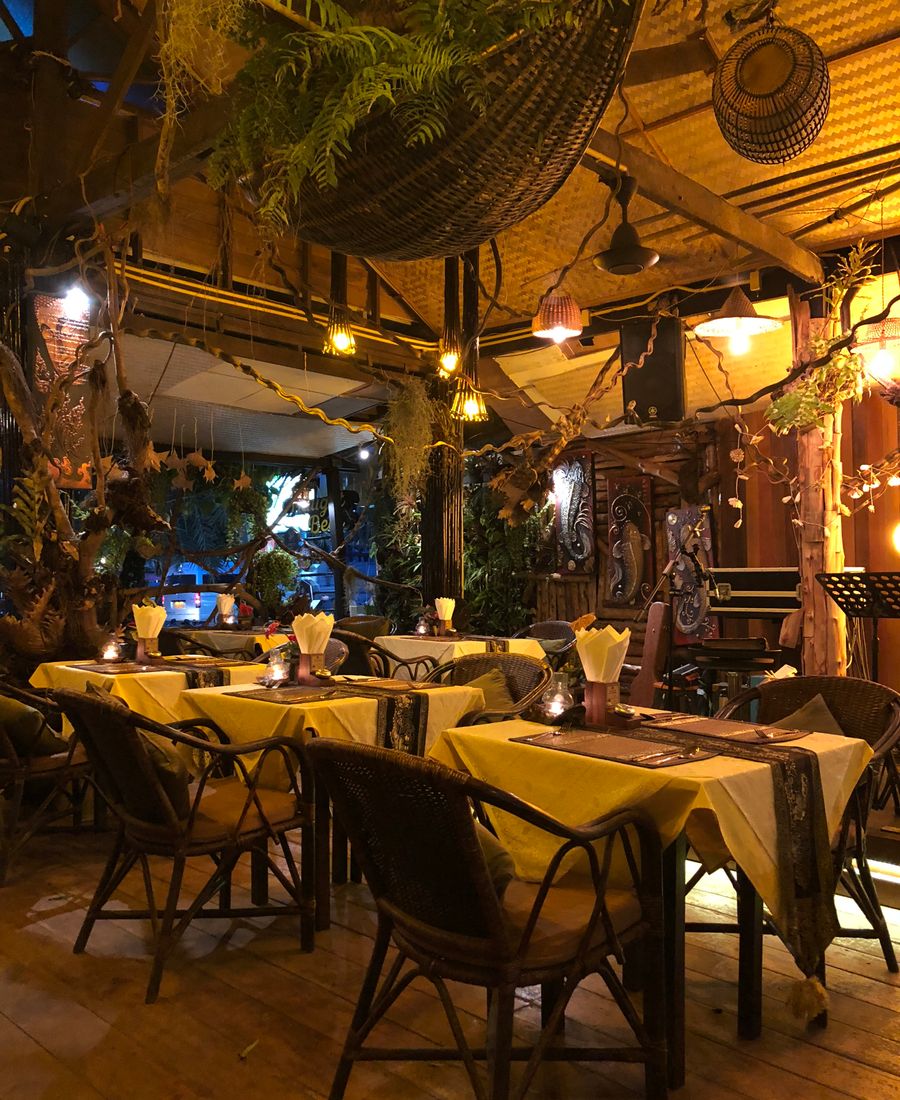 Comedor del asador Tagoror, ambiente cálido de brasa