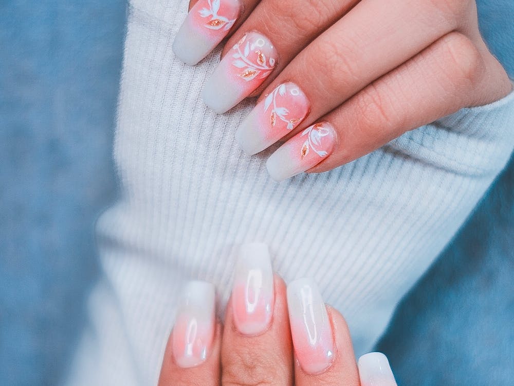 Uñas acrygel largas estilo coffin con difuminado rosa y nail art 3D floral