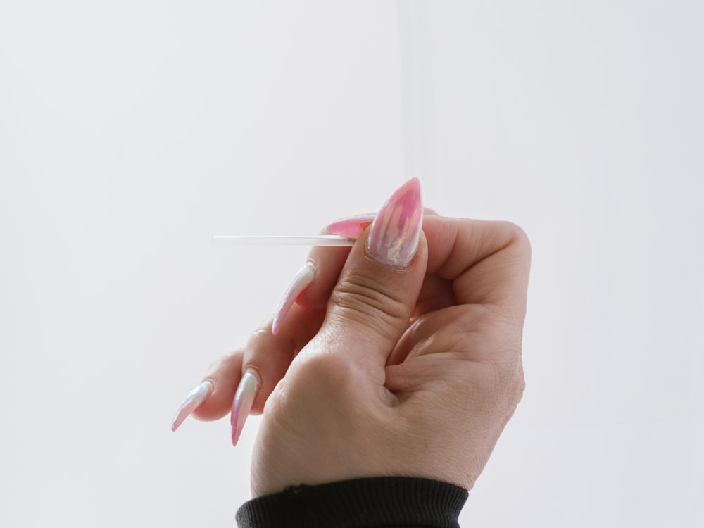 Uñas chrome aurora metalizadas espejo en tono rosa nacarado