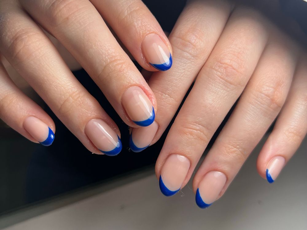 French manicure moderna con puntas azul eléctrico
