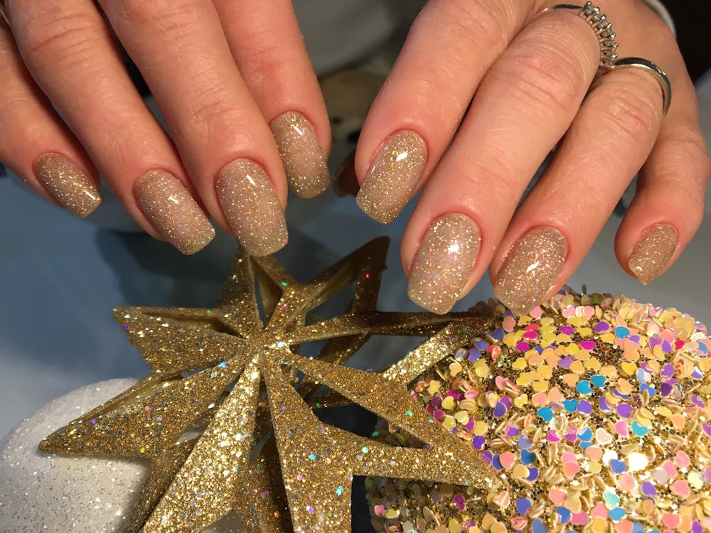 Uñas con glitter holográfico dorado brillante