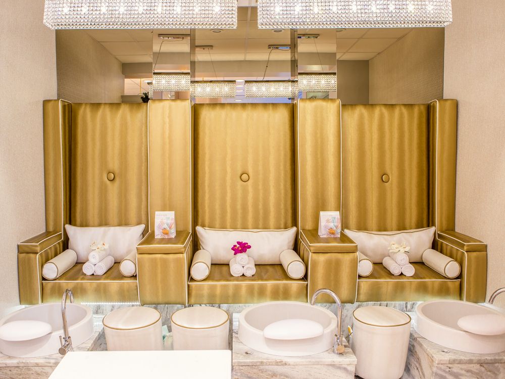 Estación de pedicura spa premium con sillones dorados